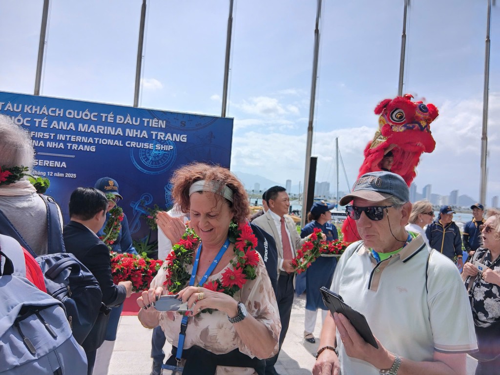 Sau khi cập bến du thuyền quốc tế Ana Marina tại Khánh Hòa, du khách bắt đầu chương trình khám phá kéo dài từ 12h00 đến 21h00 cùng ngày.