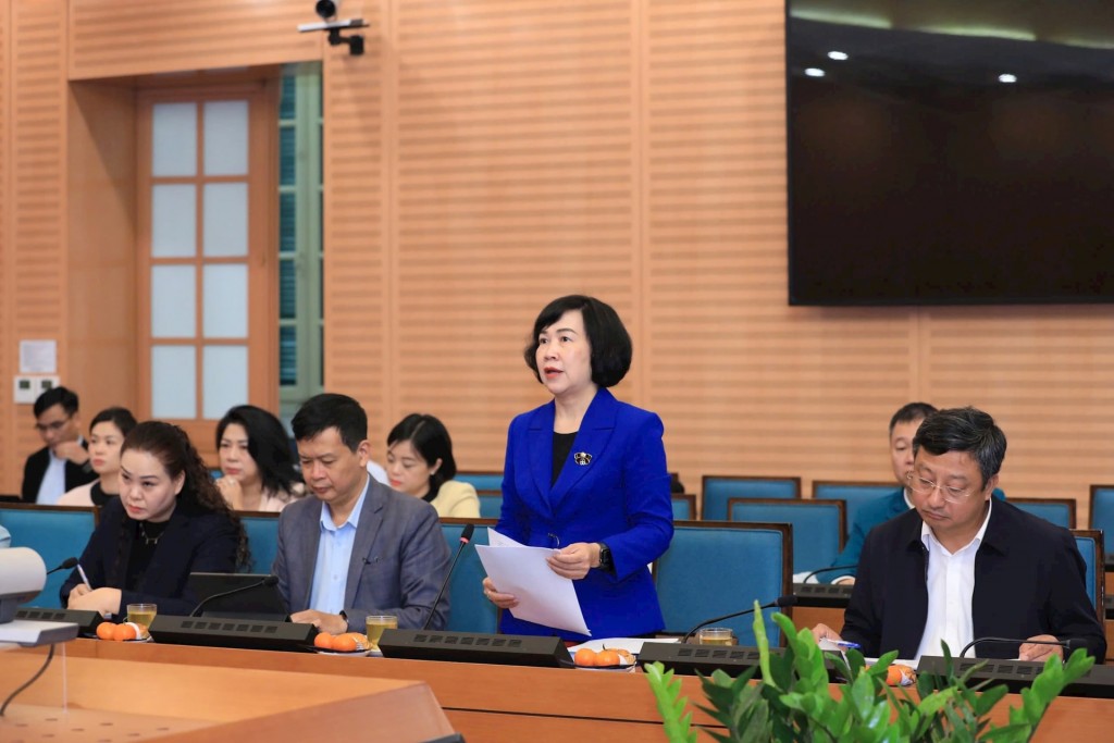 Phó Bí thư Thường trực Đảng ủy phường Ngọc Hà Đỗ Thị Duy Nhiên báo cáo với Đoàn giám sát. Ảnh: T.Hải