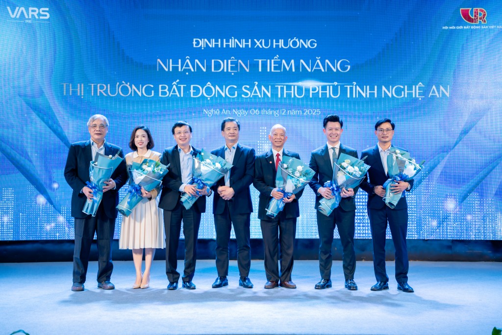 Hội thảo “Định hình xu hướng, nhận diện tiềm năng bất động sản trung tâm thủ phủ Nghệ An” có sự tham dự của nhiều chuyên gia hàng đầu trong lĩnh vực quy hoạch, đầu tư, phát triển đô thị. Hội thảo “Định hình xu hướng, nhận diện tiềm năng bất động sản trung tâm thủ phủ Nghệ An” có sự tham dự của nhiều chuyên gia hàng đầu trong lĩnh vực quy hoạch, đầu tư, phát triển đô thị.