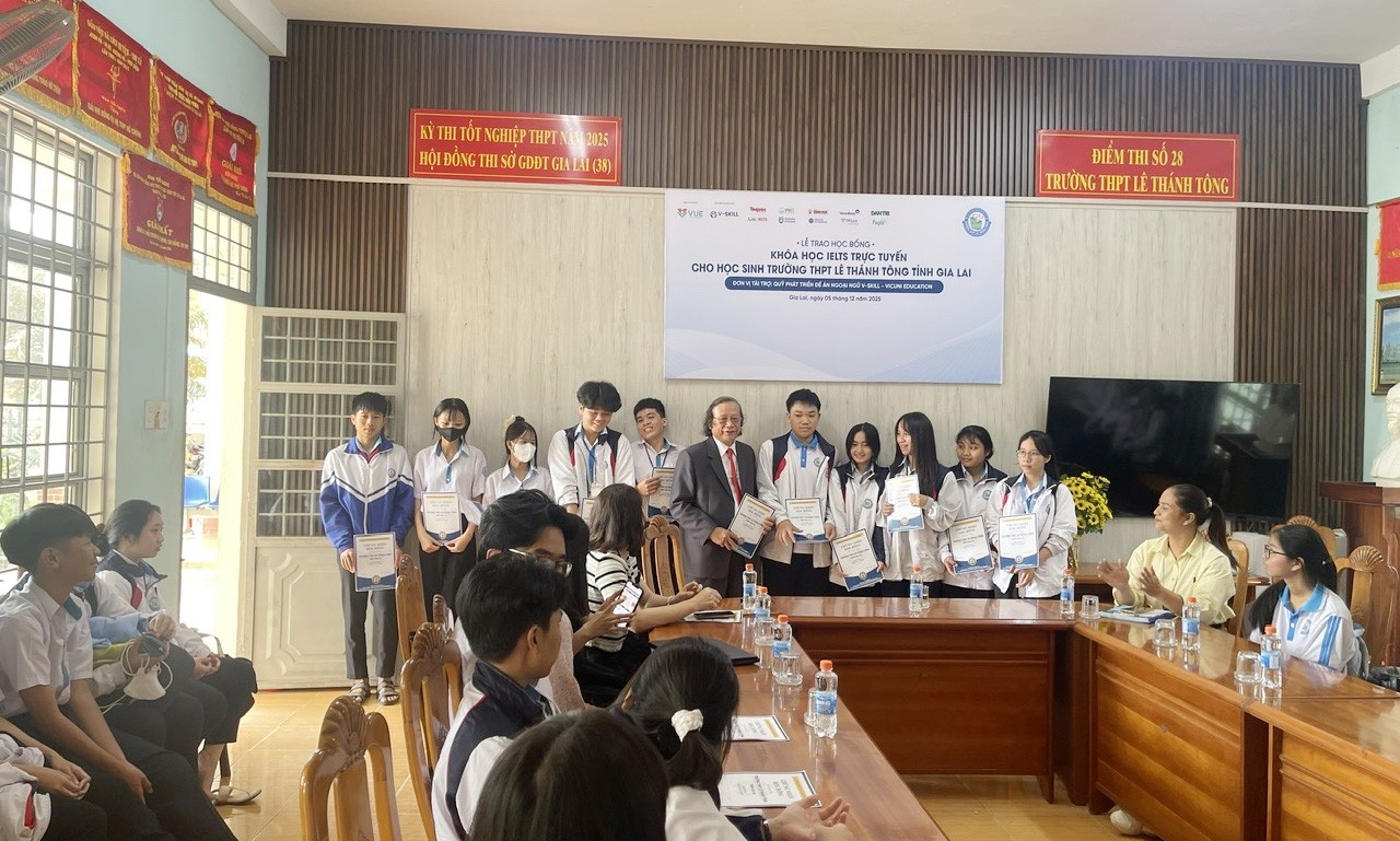 ThS. Trần Văn Cơ - Nguyên Trưởng phòng Giáo dục Trung học Sở GD&ĐT, Chuyên viên tiếng Anh Sở GD&ĐT Bình Định - Đại diện Quỹ V-Skill trao tặng các suất học bổng IELTS ThS. Trần Văn Cơ - Nguyên Trưởng phòng Giáo dục Trung học Sở GD&ĐT, Chuyên viên tiếng Anh Sở GD&ĐT Bình Định - Đại diện Quỹ V-Skill trao tặng các suất học bổng IELTS