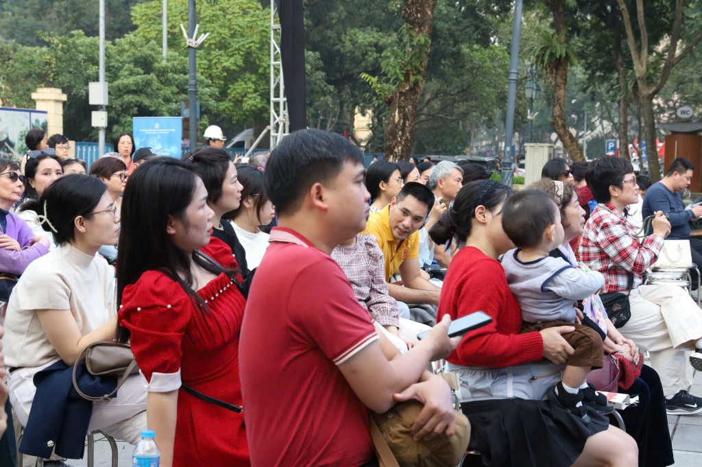 Khán giả hào hứng thưởng thức chương trình Khán giả hào hứng thưởng thức chương trình