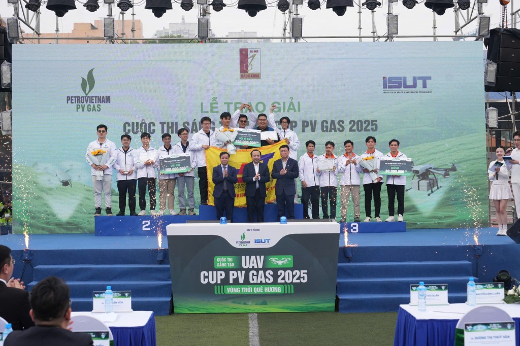 Ban Tổ chức trao giải tới các đội xuất sắc giành chiến thắng tại cuộc thi