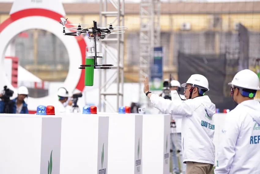 Các đội tranh tài trong lễ bế mạc cuộc thi Sáng tạo UAV 2025 - Cup PV GAS “Vùng trời quê hương”