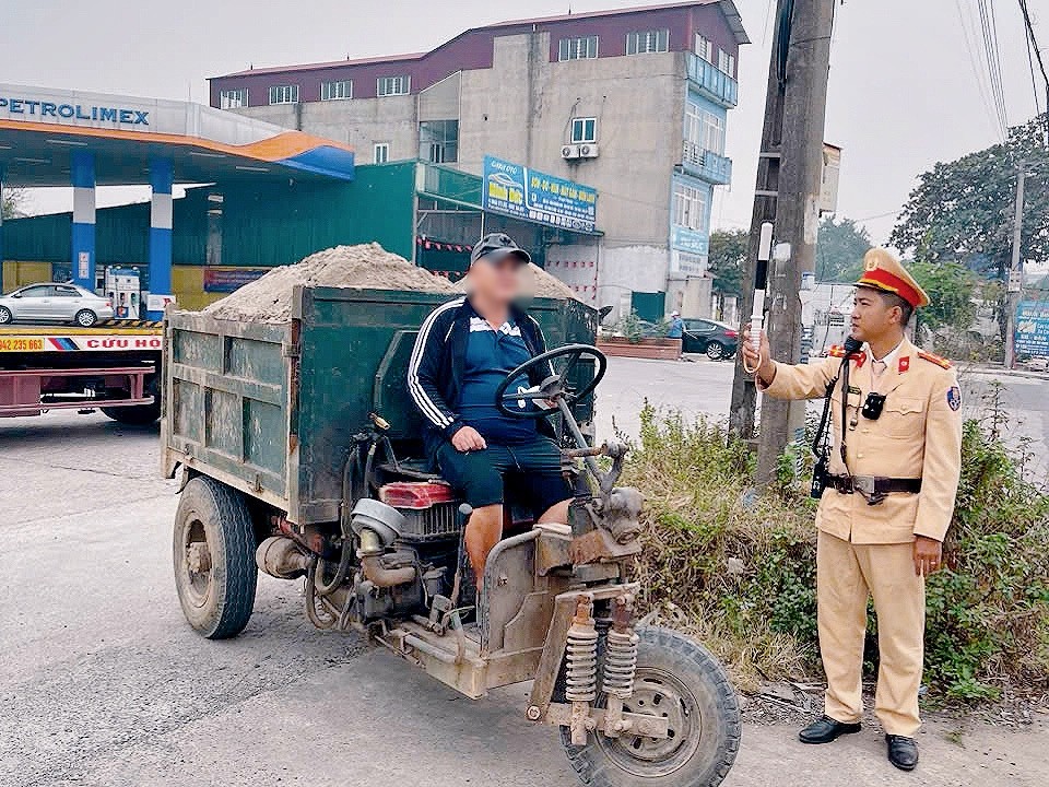 Tổ công tác Đội CSGT đường bộ số 5 xử lý xe ba bánh tự chế sáng 7/12