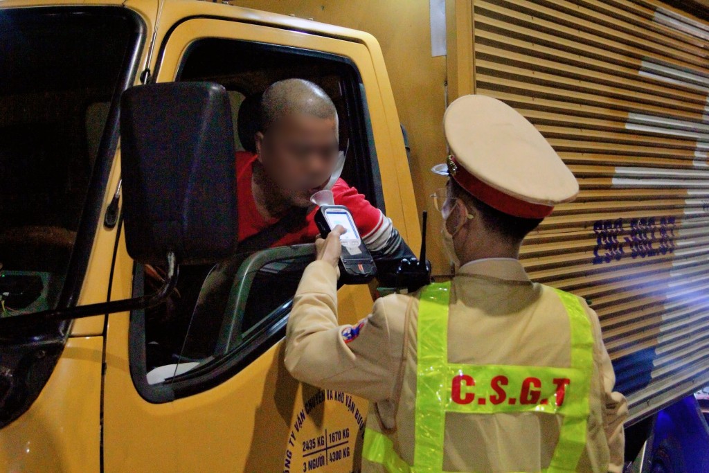 CSGT kiểm soát nồng độ cồn đối với tài xế xe tải trên phố Đội Cấn