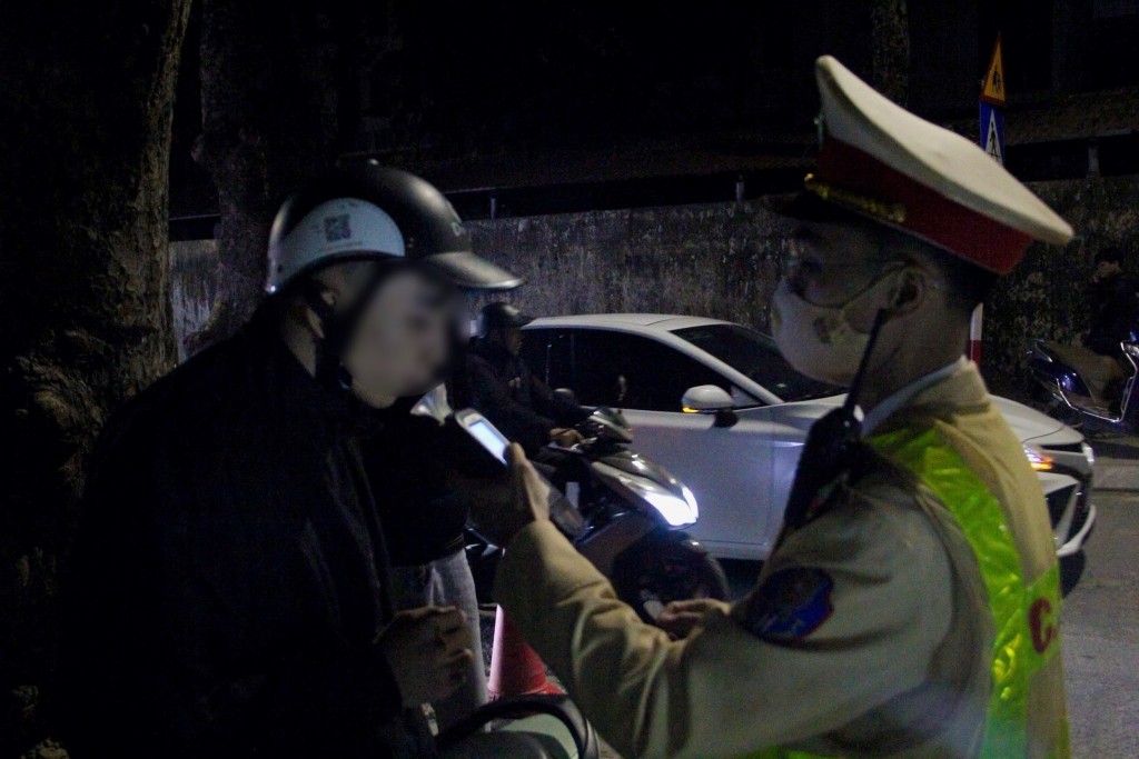 Người tham gia giao thông thực hiện kiểm tra nồng độ cồn