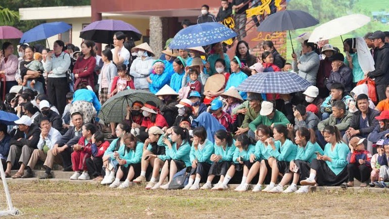 Đông đảo khán giả đến theo dõi và cổ vũ cho trận chung kết. Đông đảo khán giả đến theo dõi và cổ vũ cho trận chung kết.