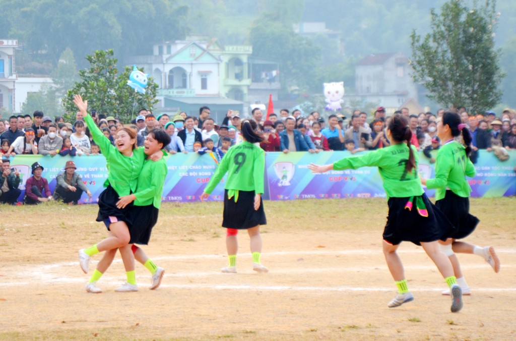 Niềm vui ghi bàn của các cầu thủ Đội bóng đá nữ Lâm Thượng (Lào Cai) sau khi dành chiến thắng Niềm vui ghi bàn của các cầu thủ Đội bóng đá nữ Lâm Thượng (Lào Cai) sau khi dành chiến thắng