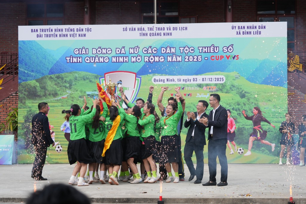 Đội bóng đá nữ Lâm Thượng (Lào Cai) vô địch Giải Bóng đá nữ các dân tộc thiểu số tỉnh Quảng Ninh mở rộng năm 2025 - Cúp VTV5. Đội bóng đá nữ Lâm Thượng (Lào Cai) vô địch Giải Bóng đá nữ các dân tộc thiểu số tỉnh Quảng Ninh mở rộng năm 2025 - Cúp VTV5.