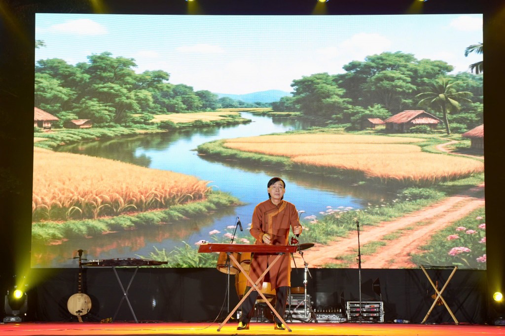 Cây đàn bầu nổi bật như cây cầu nối giữa truyền thống và hiện đại Cây đàn bầu nổi bật như cây cầu nối giữa truyền thống và hiện đại