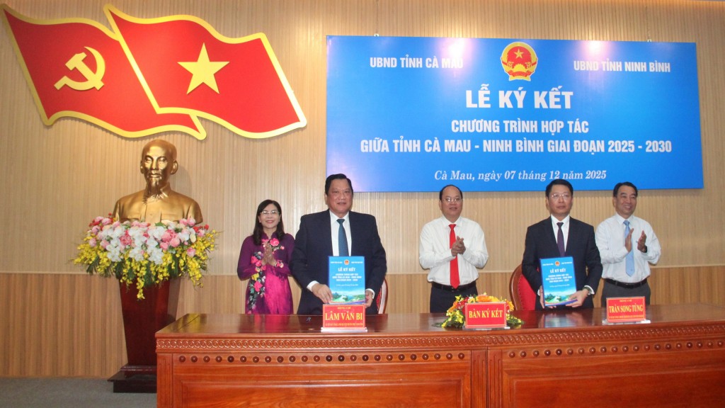 Lâm Văn Bi, Phó chủ tịch Thường trực UBND tỉnh Cà Mau (thứ 2 từ trái sang) và ông Trần Song Tùng, Phó chủ tịch Thường trực UBND tỉnh Ninh Bình (thứ 4 từ trái sang) ký kết hợp tác toàn diện giữa hai tỉnh, giai đoạn 2025 - 2030. Lâm Văn Bi, Phó chủ tịch Thường trực UBND tỉnh Cà Mau (thứ 2 từ trái sang) và ông Trần Song Tùng, Phó chủ tịch Thường trực UBND tỉnh Ninh Bình (thứ 4 từ trái sang) ký kết hợp tác toàn diện giữa hai tỉnh, giai đoạn 2025 - 2030.