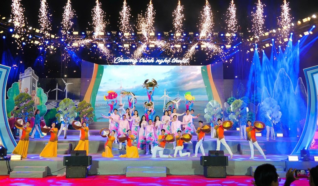 Không gian biểu diễn nghệ thuật rực rỡ, chào mừng 85 năm Khởi nghĩa Hòn Khoai - dấu mốc lịch sử của Đảng bộ, quân và dân Cà Mau. Không gian biểu diễn nghệ thuật rực rỡ, chào mừng 85 năm Khởi nghĩa Hòn Khoai - dấu mốc lịch sử của Đảng bộ, quân và dân Cà Mau.