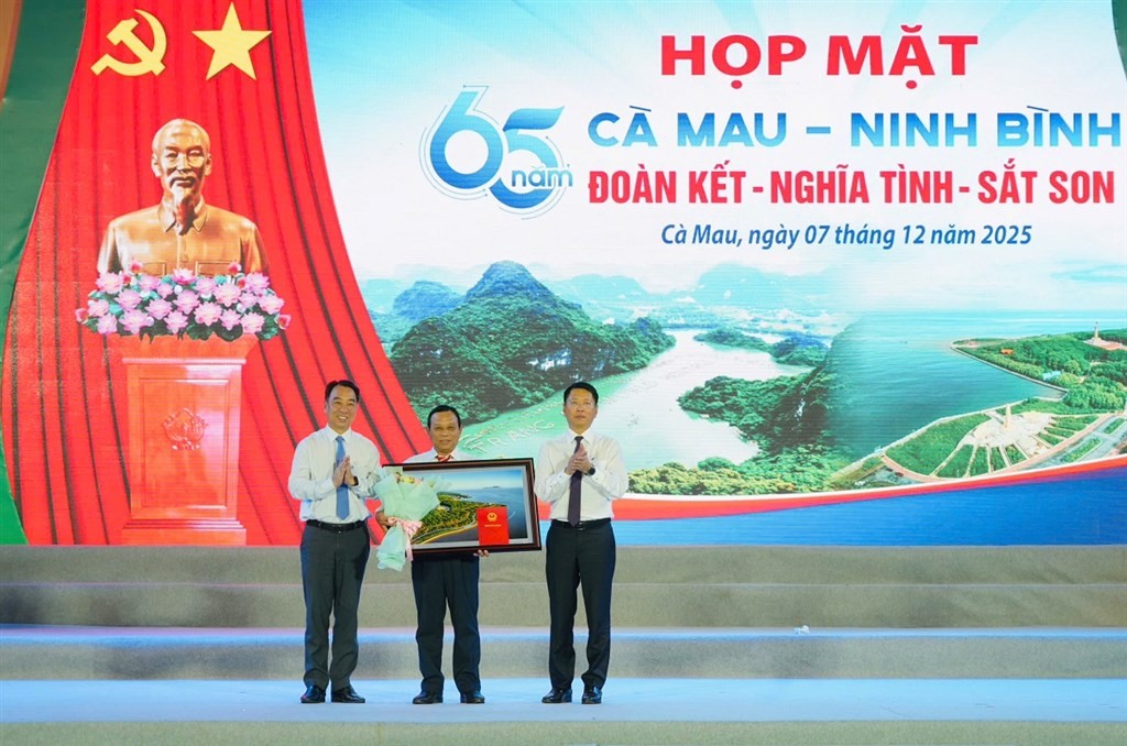 Lãnh đạo tỉnh Cà Mau và tỉnh Ninh Bình trao quà cho Ban Liên lạc đồng hương Ninh Bình tại Cà Mau. Lãnh đạo tỉnh Cà Mau và tỉnh Ninh Bình trao quà cho Ban Liên lạc đồng hương Ninh Bình tại Cà Mau.