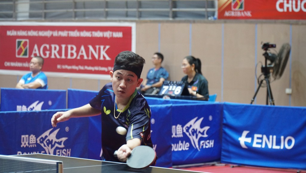 Tay vợt Lê Đình Đức đã chiến thắng thử thách khắc nghiệt của cuộc đời nhờ sự giúp đỡ của bầu Hiển. Tay vợt Lê Đình Đức đã chiến thắng thử thách khắc nghiệt của cuộc đời nhờ sự giúp đỡ của bầu Hiển.