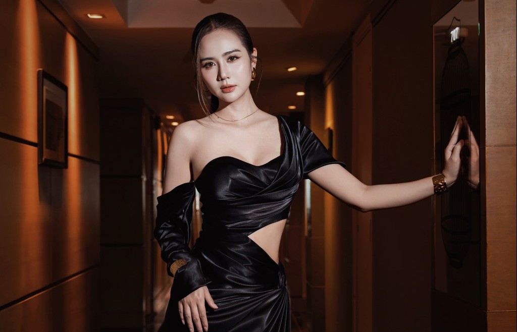 Phan Minh Huyền "gây thương nhớ" khi diện đồ dạ hội