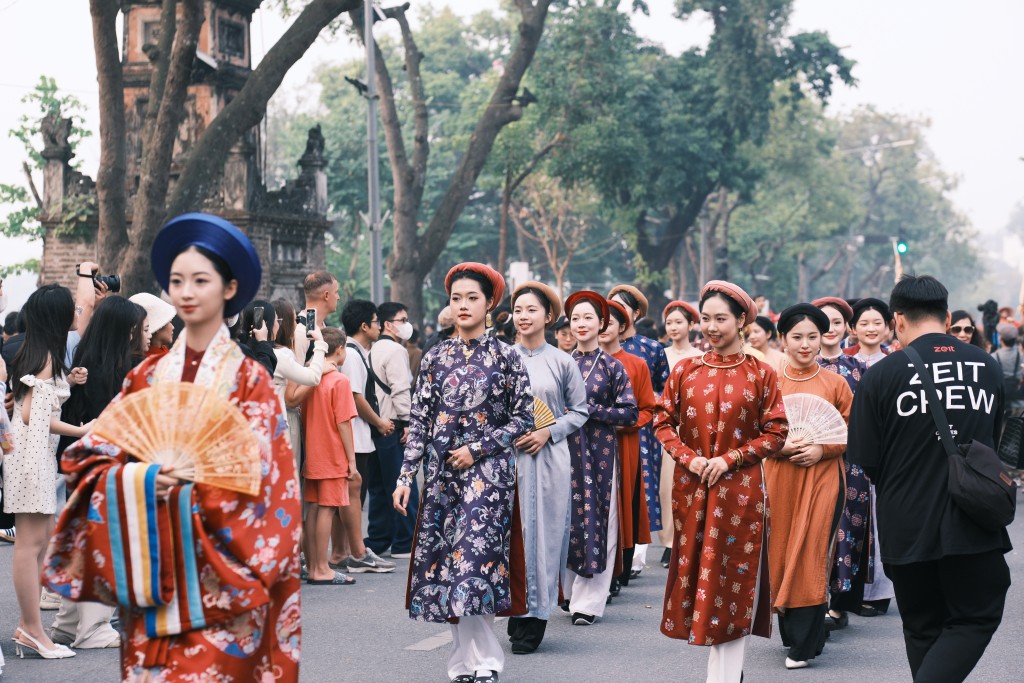 Dàn Hoa hậu rạng ngời hạnh phúc diễu hành Bách hoa hỷ sự Dàn Hoa hậu rạng ngời hạnh phúc diễu hành Bách hoa hỷ sự