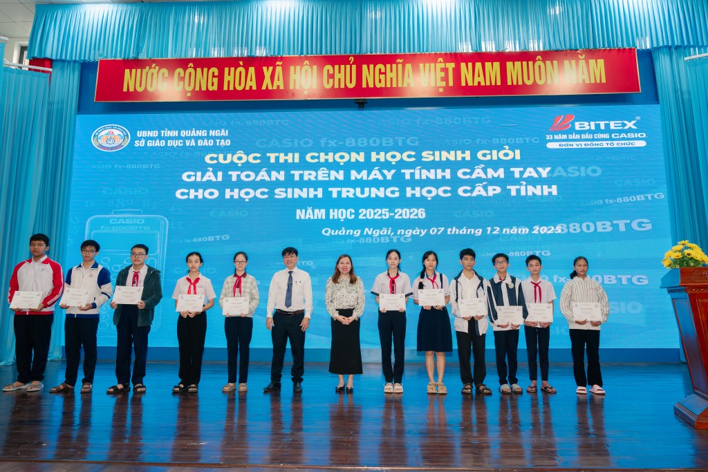 Các em học sinh tiêu biểu nhận giấy chứng nhận tham dự kỳ thi học sinh giỏi giải toán trên máy tính cầm tay cấp tỉnh Quảng Ngãi năm học 2025 -2026 Các em học sinh tiêu biểu nhận giấy chứng nhận tham dự kỳ thi học sinh giỏi giải toán trên máy tính cầm tay cấp tỉnh Quảng Ngãi năm học 2025 -2026