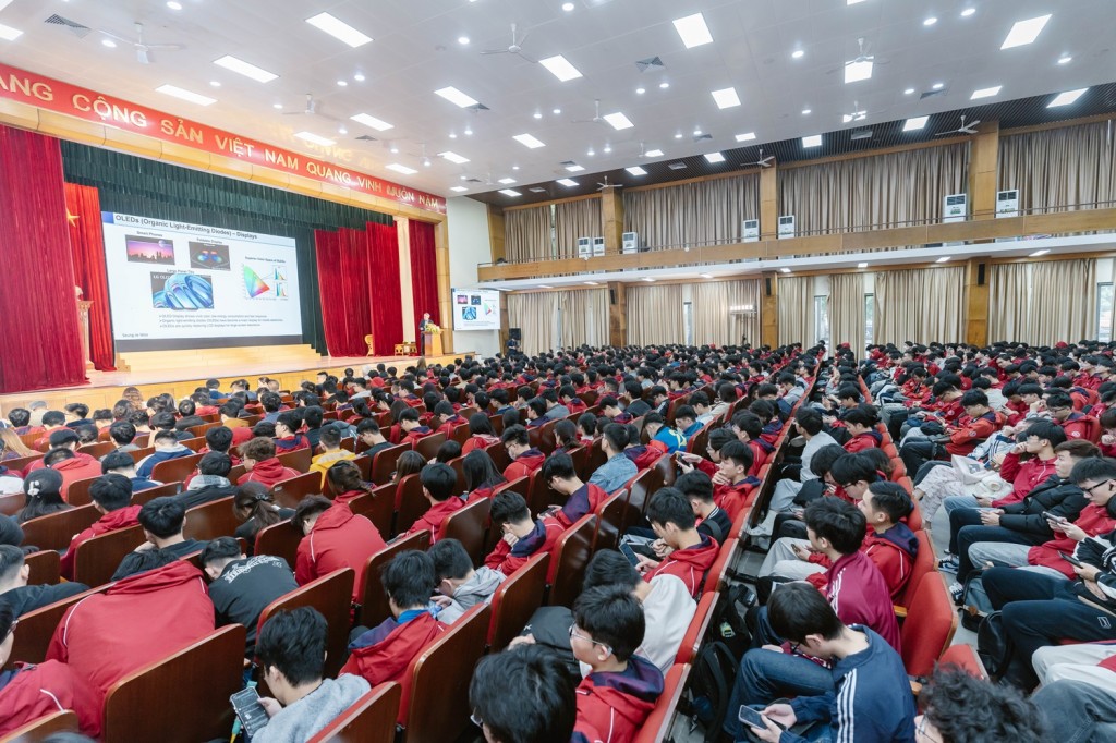 GS. Richard Henry Friend (Đại học Cambridge - Anh; Chủ tịch Hội đồng Giải thưởng VinFuture) giao lưu cùng sinh viên Đại học Bách khoa Hà Nội. GS. Richard Henry Friend (Đại học Cambridge - Anh; Chủ tịch Hội đồng Giải thưởng VinFuture) giao lưu cùng sinh viên Đại học Bách khoa Hà Nội.