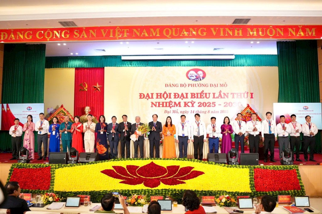 Trưởng ban Tuyên giáo và Dân vận Thành ủy Nguyễn Doãn Toản chúc mừng Ban Chấp hành Đảng bộ phường Đại Mỗ nhiệm kỳ 2025-2030. Ảnh: PV