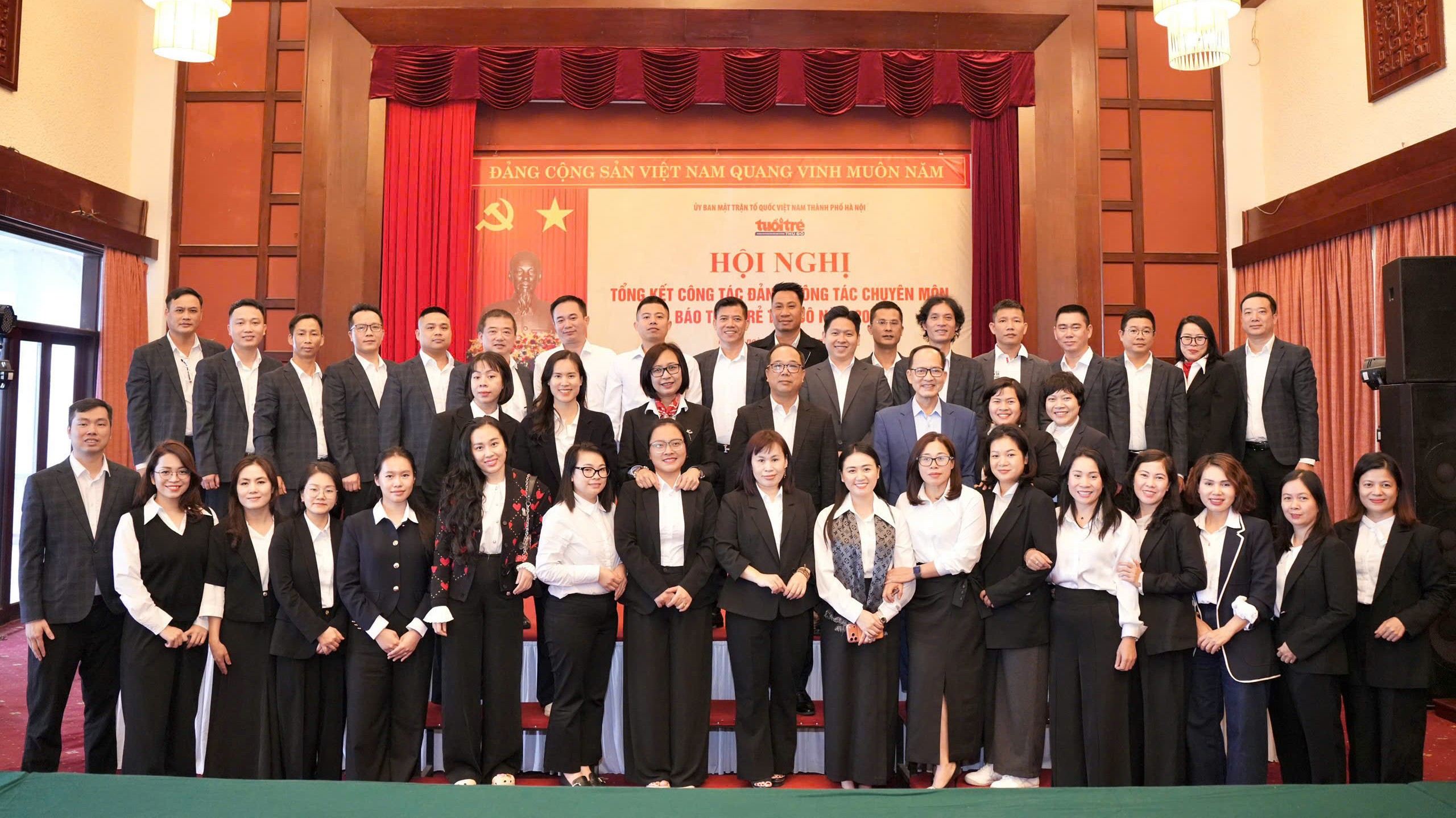 Tập thể cán bộ, phóng viên, người lao động Báo Tuổi trẻ Thủ đô