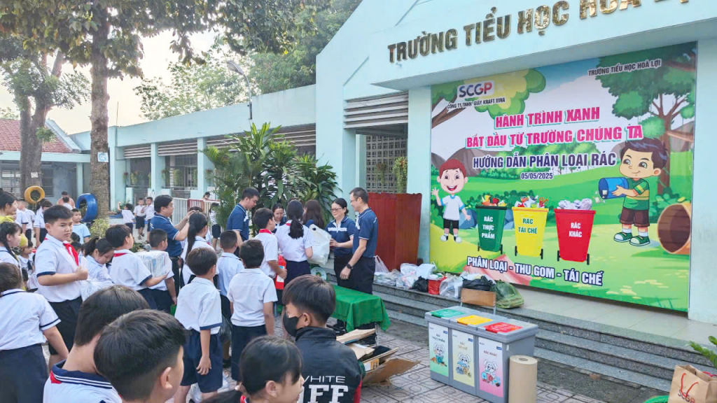 Hoạt động hướng dẫn phân loại rác tại Trường Tiểu học Hòa Lợi của Vina Kraft góp phần lan tỏa lối sống bền vững trong cộng đồng.