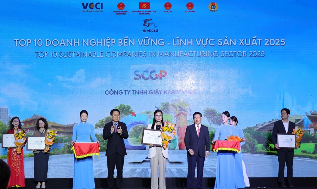 Công ty TNHH Giấy Kraft Vina (Vina Kraft) vinh dự được xướng tên trong Top 10 Doanh nghiệp bền vững - lĩnh vực sản xuất 2025, cũng là năm thứ 5 liên tiếp được vinh danh tại giải thưởng này.