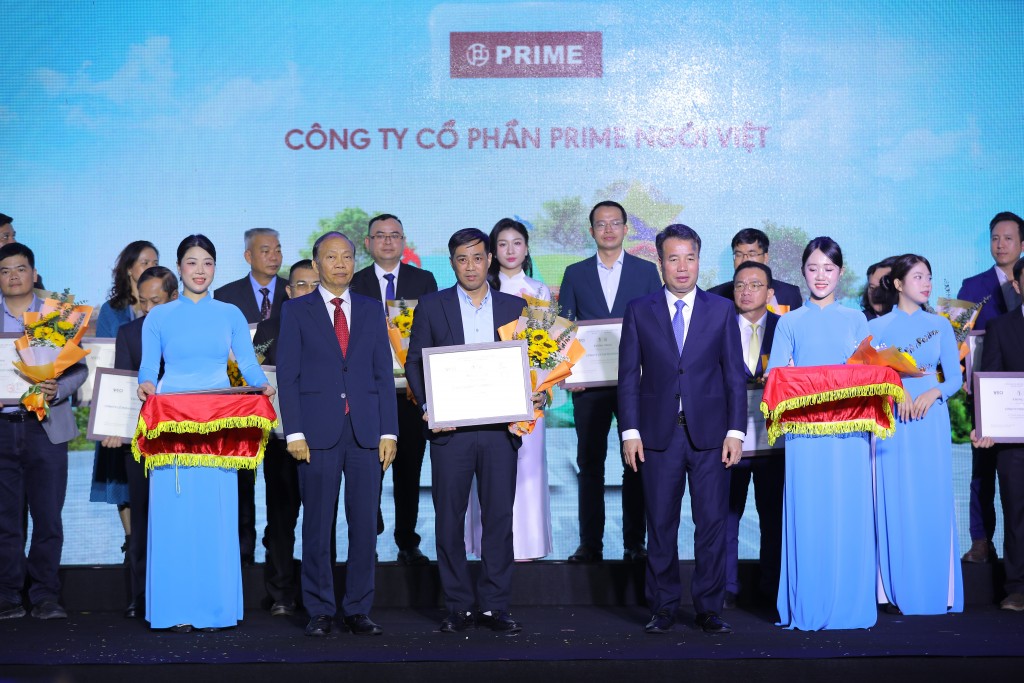 Tại buổi lễ, 6 công ty thành viên của Prime Group bao gồm: Công ty CP Prime Tiền Phong, Công ty CP Prime Đại Việt, Công ty CP Prime Yên Bình, Công ty CP Prime Phổ Yên, Công ty CP Prime Đại Lộc và Công ty CP Prime Ngói Việt được vinh danh nhờ những nỗ lực thúc đẩy ứng dụng mô hình kinh tế tuần hoàn trong sản xuất. Tại buổi lễ, 6 công ty thành viên của Prime Group bao gồm: Công ty CP Prime Tiền Phong, Công ty CP Prime Đại Việt, Công ty CP Prime Yên Bình, Công ty CP Prime Phổ Yên, Công ty CP Prime Đại Lộc và Công ty CP Prime Ngói Việt được vinh danh nhờ những nỗ lực