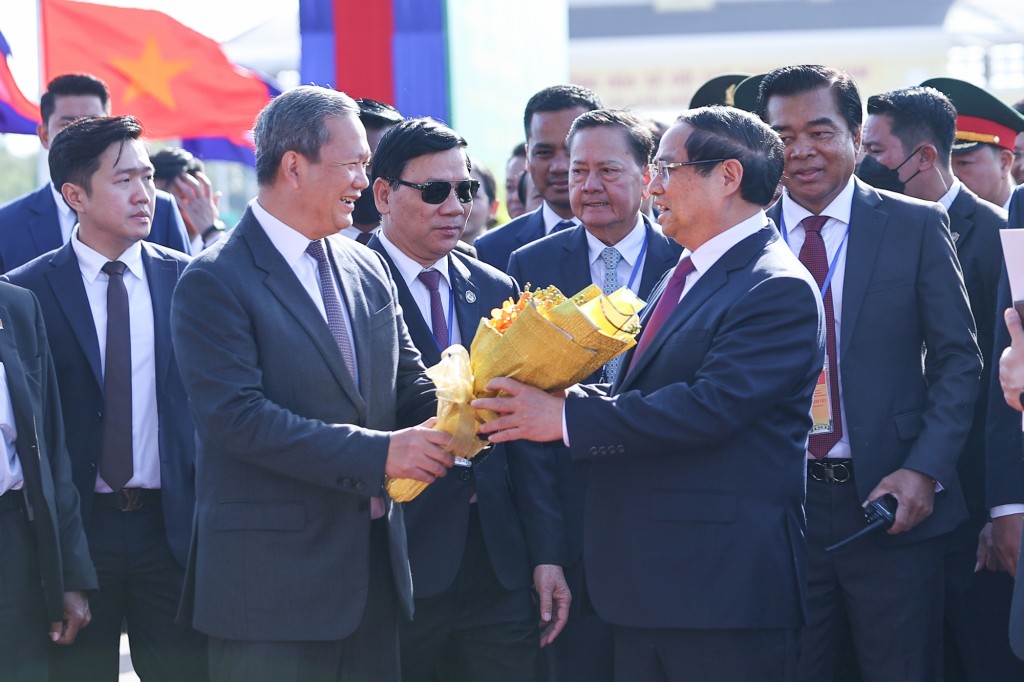 Thủ tướng Chính phủ Phạm Minh Chính cùng Thủ tướng Vương quốc Campuchia Samdech Thipadei Hun Manet đồng chủ trì lễ khai trương cặp cửa khẩu quốc tế Tân Nam (tỉnh Tây Ninh) - Meun Chey (tỉnh Prey Veng, Campuchia) - Ảnh: VGP/Nhật Bắc Thủ tướng Chính phủ Phạm Minh Chính cùng Thủ tướng Vương quốc Campuchia Samdech Thipadei Hun Manet đồng chủ trì lễ khai trương cặp cửa khẩu quốc tế Tân Nam (tỉnh Tây Ninh) - Meun Chey (tỉnh Prey Veng, Campuchia) - Ảnh: VGP/Nhật Bắc