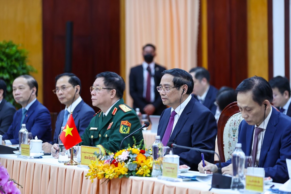 Thủ tướng Chính phủ Phạm Minh Chính chúc mừng Thủ tướng Hun Manet sau hơn hai năm lãnh đạo Chính phủ đã đưa Campuchia giành được nhiều thành tựu quan trọng trong công cuộc xây dựng và phát triển đất nước - Ảnh: VGP/Nhật Bắc Thủ tướng Chính phủ Phạm Minh Chính chúc mừng Thủ tướng Hun Manet sau hơn hai năm lãnh đạo Chính phủ đã đưa Campuchia giành được nhiều thành tựu quan trọng trong công cuộc xây dựng và phát triển đất nước - Ảnh: VGP/Nhật Bắc