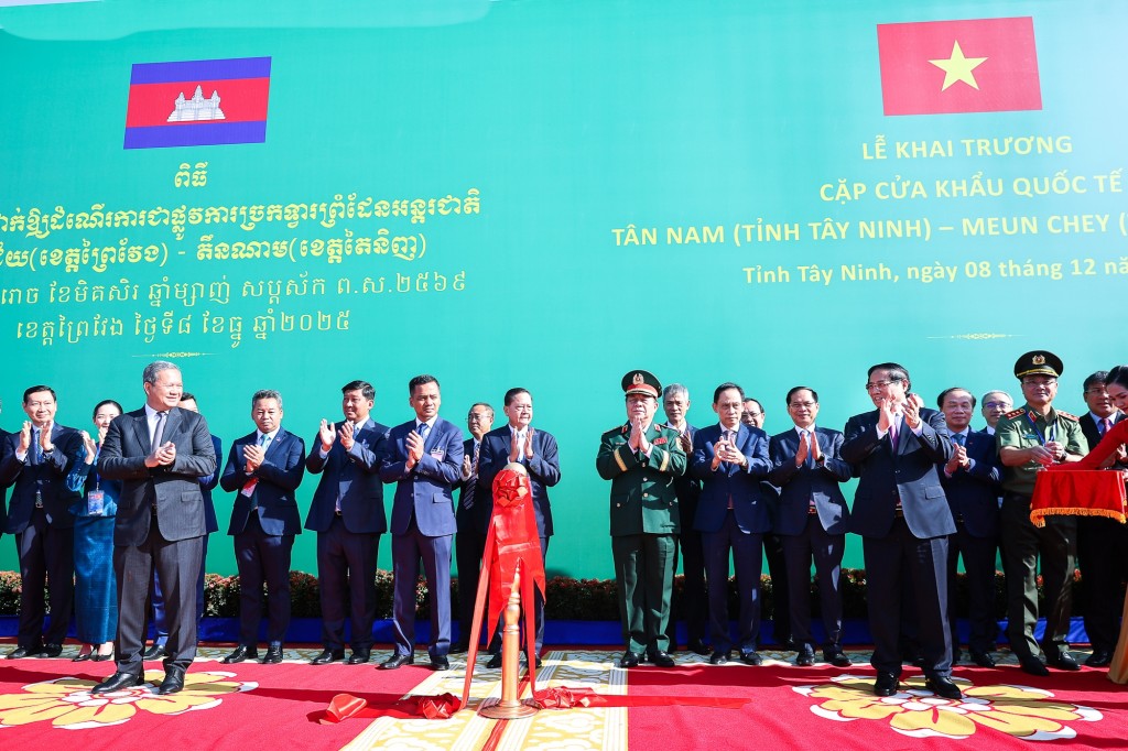 Thủ tướng Chính phủ Phạm Minh Chính và Thủ tướng Campuchia Hun Manet cắt băng khai trương Cặp cửa khẩu quốc tế Tân Nam- Meun Chey - Ảnh: VGP/Nhật Bắc Thủ tướng Chính phủ Phạm Minh Chính và Thủ tướng Campuchia Hun Manet cắt băng khai trương Cặp cửa khẩu quốc tế Tân Nam- Meun Chey - Ảnh: VGP/Nhật Bắc