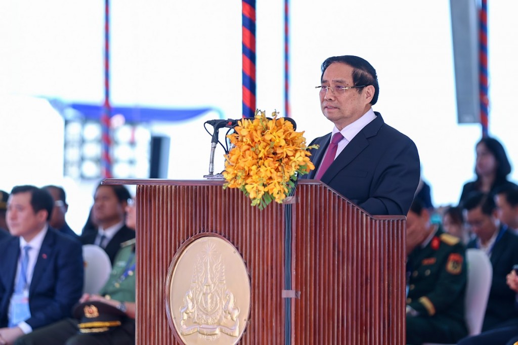 Để cửa khẩu Tân Nam - Meun Chey đi vào hoạt động thông suốt, hiệu quả, Thủ tướng Phạm Minh Chính đề nghị các bộ, ngành, cơ quan và địa phương liên quan của hai nước tiếp tục phối hợp chặt chẽ, tập trung vào Thủ tướng Phạm Minh Chính cùng Thủ tướng Campuchia khai trương cặp cửa khẩu quốc tế mới