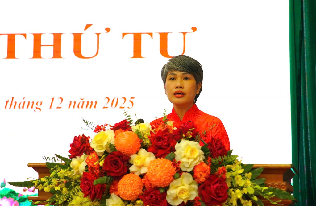 Bà Nguyễn Thị Thảo - Trưởng Ban Kinh tế - Ngân sách báo cáo tại kỳ họp