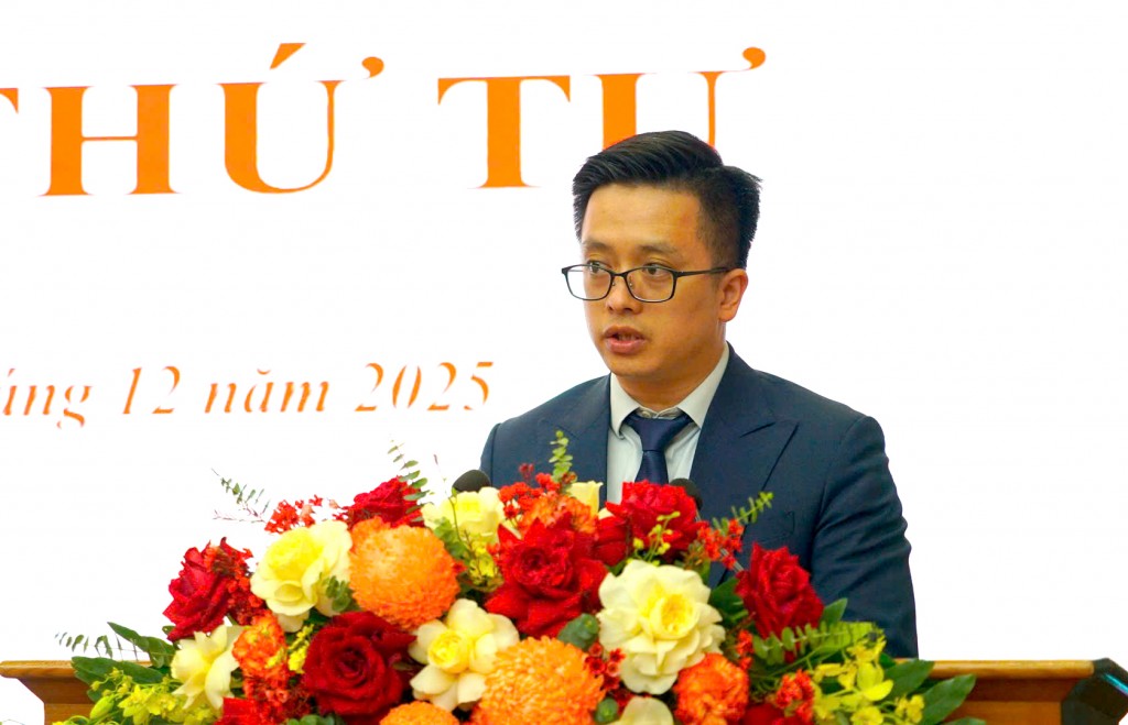 Đồng chí Lê Việt Bắc Anh - Phó Chủ tịch UBND phường Từ Liêm đã trình bày các báo cáo của UBND phường tại kỳ họp