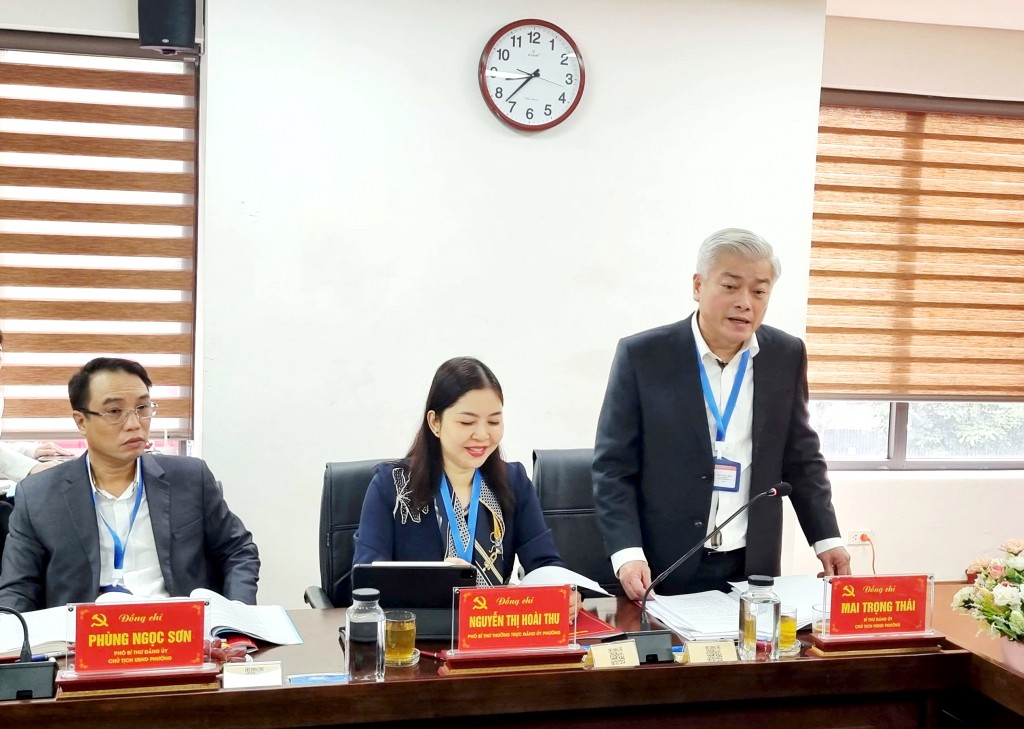 Bí thư Đảng uỷ phường Đại Mỗ Mai Trọng Thái báo cáo đoàn giám sát Bí thư Đảng uỷ phường Đại Mỗ Mai Trọng Thái báo cáo đoàn giám sát