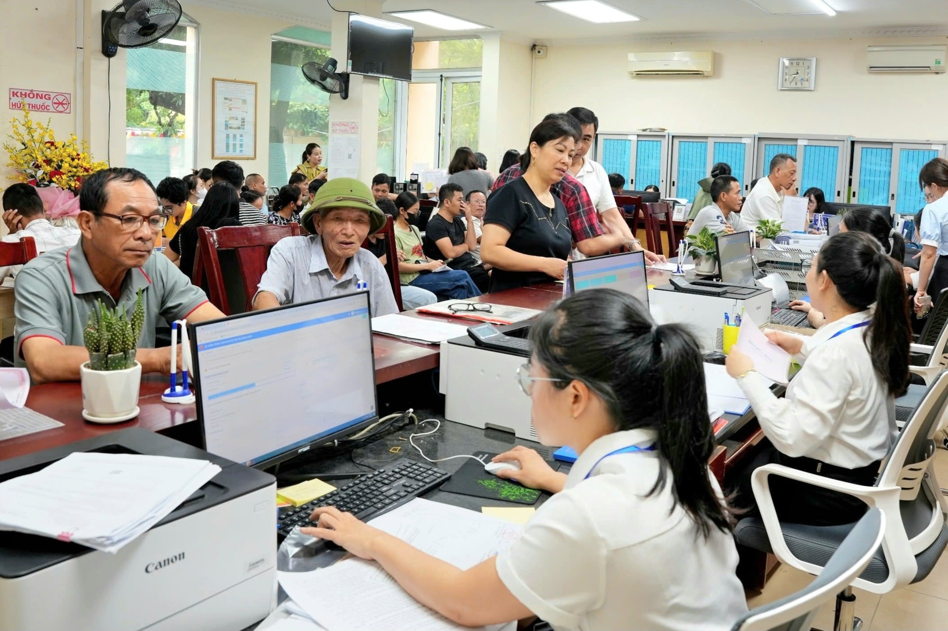 Người dân hài lòng khi đến thực hiện thủ tục hành chính tại Điểm phục vụ hành chính công phường Sơn Tây Người dân hài lòng khi đến thực hiện thủ tục hành chính tại Điểm phục vụ hành chính công phường Sơn Tây