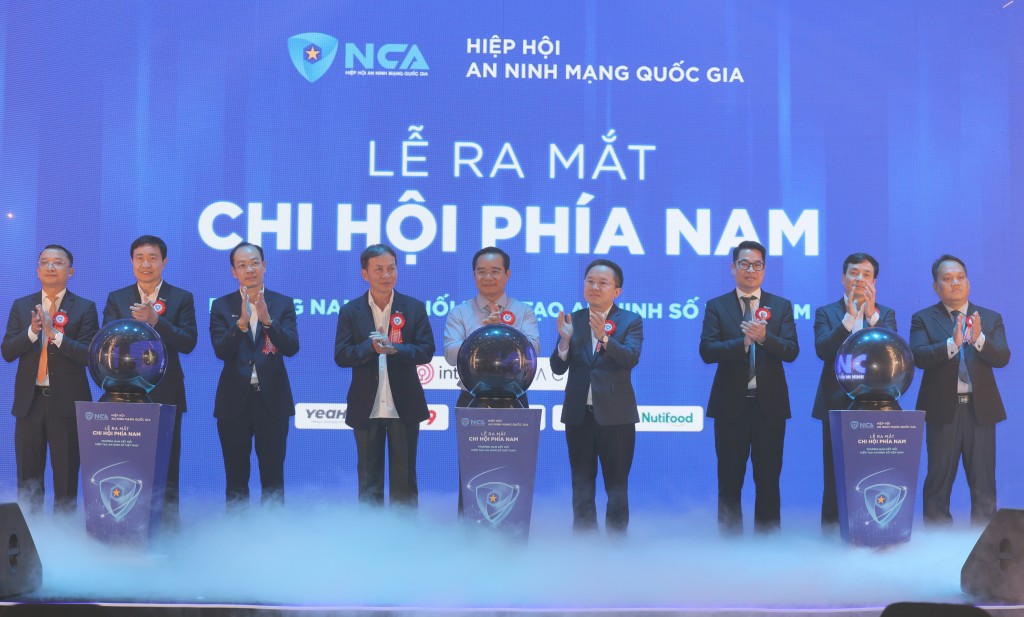 Các đại biểu thực hiện nghi thức lễ ra mắt Các đại biểu thực hiện nghi thức lễ ra mắt