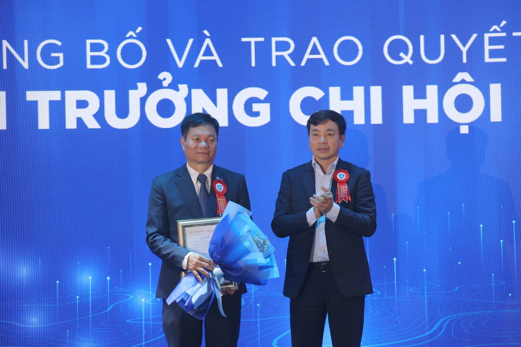 Trung tướng Nguyễn Minh Chính đã thay mặt Ban chấp hành Hiệp hội trao các quyết định thành lập Chi hội phía Nam và quyết định bổ nhiệm Chi Hội trưởng đối với Thiếu tướng Lê Minh Mạnh - nguyên Phó Cục trưởng Cục An ninh mạng và phòng, chống tội phạm sử dụng công nghệ cao (A05) - Bộ Công an Trung tướng Nguyễn Minh Chính đã thay mặt Ban chấp hành Hiệp hội trao các quyết định thành lập Chi hội phía Nam và quyết định bổ nhiệm Chi Hội trưởng đối với Thiếu tướng Lê Minh Mạnh - nguyên Phó Cục trưởng Cục An ninh mạng và phòng, chống tội phạm sử dụng công nghệ cao (A05) - Bộ Công an