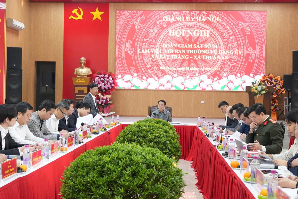 Thực hiện nghiêm việc phân cấp, ủy quyền với từng nhiệm vụ cụ thể Thực hiện nghiêm việc phân cấp, ủy quyền với từng nhiệm vụ cụ thể