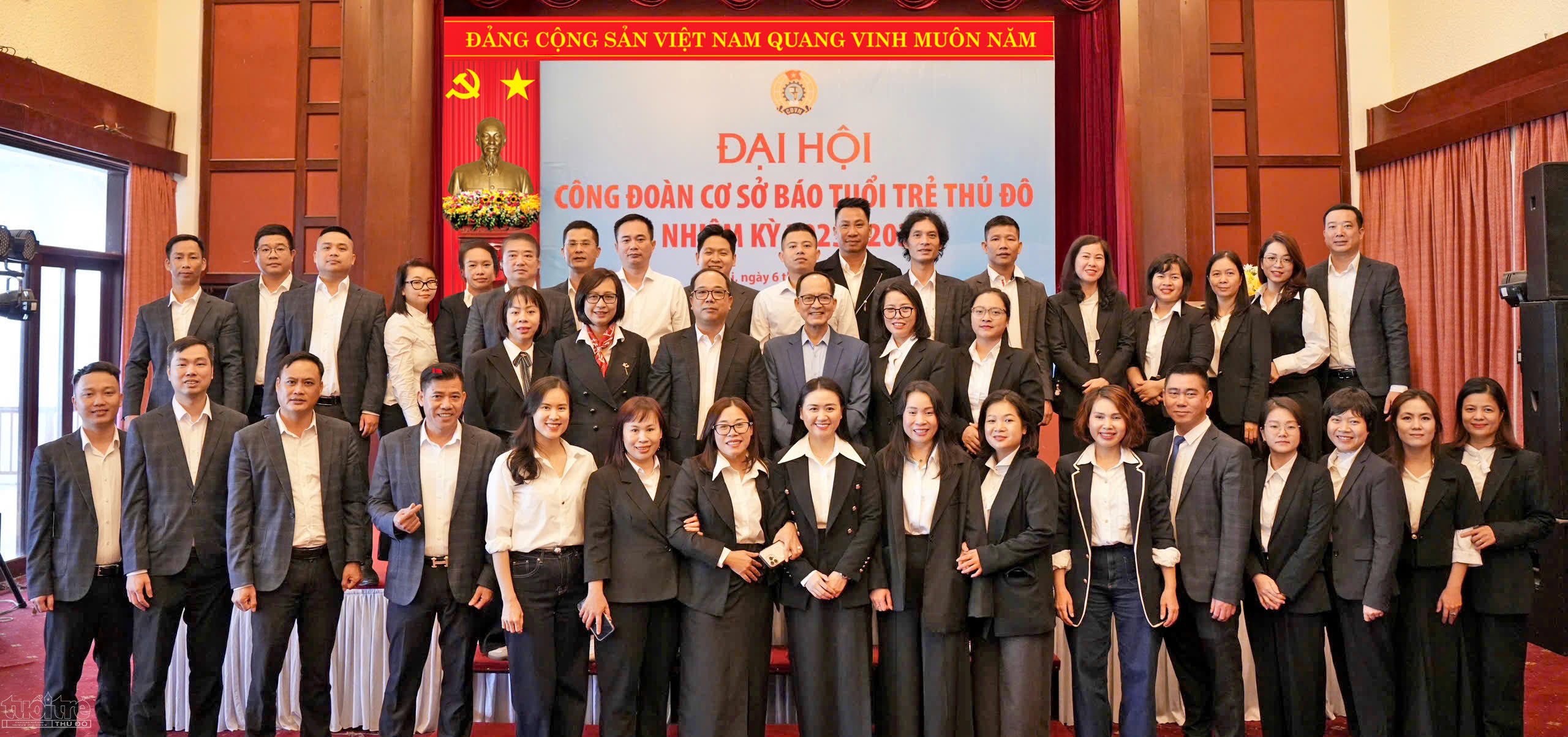 Chi ủy, BBT chụp ảnh lưu niệm với BCH Công đoàn báo Tuổi trẻ Thủ đô, Chi ủy, BBT chụp ảnh lưu niệm với BCH Công đoàn báo Tuổi trẻ Thủ đô,
