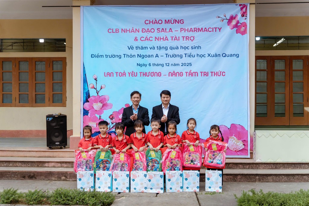 CLB Nhân đạo Sala trao quà và học bổng Ngô Văn Toàn cho điểm trường Tiểu học Ngoan A (Tuyên Quang) CLB Nhân đạo Sala trao quà và học bổng Ngô Văn Toàn cho điểm trường Tiểu học Ngoan A (Tuyên Quang)
