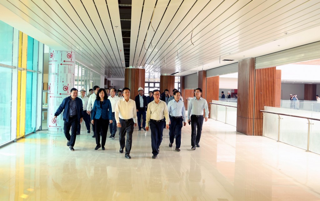 Phó Thủ tướng Chính phủ Lê Thành Long kiểm tra Cơ sở 2 Bệnh viện Hữu nghị Việt Đức - Ảnh: VGP/Đức Tuân