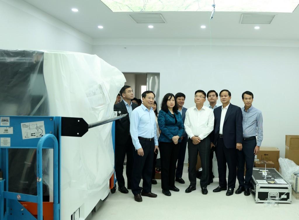 Phó Thủ tướng thị sát trang thiết bị tại Cơ sở 2 Bệnh viện Bạch Mai - Ảnh: VGP/Đức Tuân
