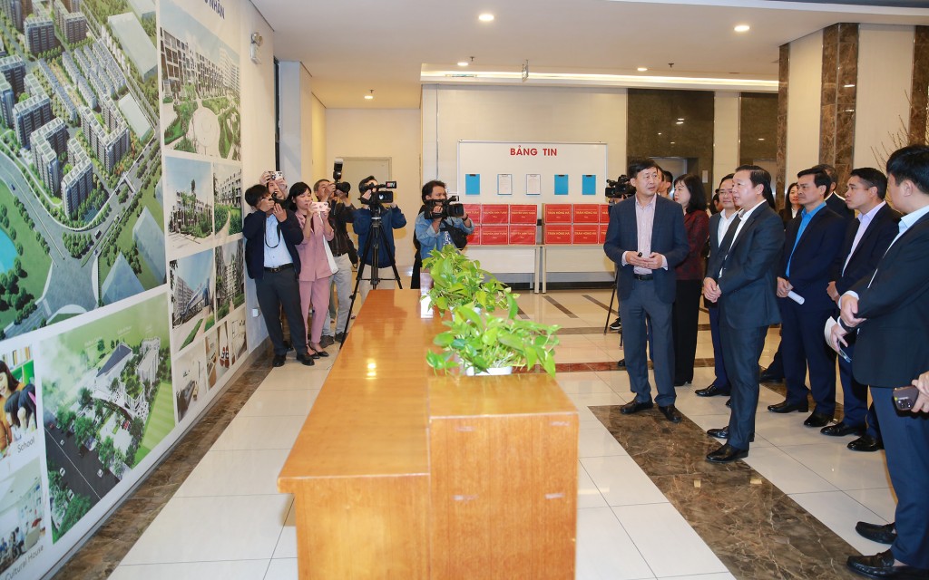 Phó Thủ tướng Trần Hồng Hà nghe giới thiệu về khu nhà ở cho chuyên gia và công nhân bên cạnh KCN Yên Phong, tỉnh Bắc Ninh, chiều 19/1/2024 - Ảnh: VGP/Minh Khôi Phó Thủ tướng Trần Hồng Hà nghe giới thiệu về khu nhà ở cho chuyên gia và công nhân bên cạnh KCN Yên Phong, tỉnh Bắc Ninh, chiều 19/1/2024 - Ảnh: VGP/Minh Khôi