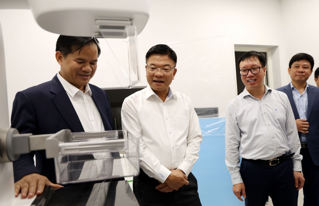 Phó Thủ tướng thị sát trang thiết bị tại Cơ sở 2 Bệnh viện Bạch Mai - Ảnh: VGP/Đức Tuân