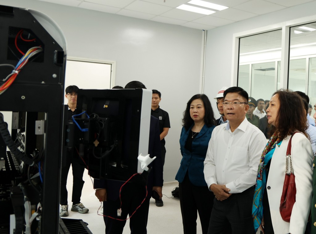 Phó Thủ tướng thị sát trang thiết bị tại Cơ sở 2 Bệnh viện Bạch Mai - Ảnh: VGP/Đức Tuân