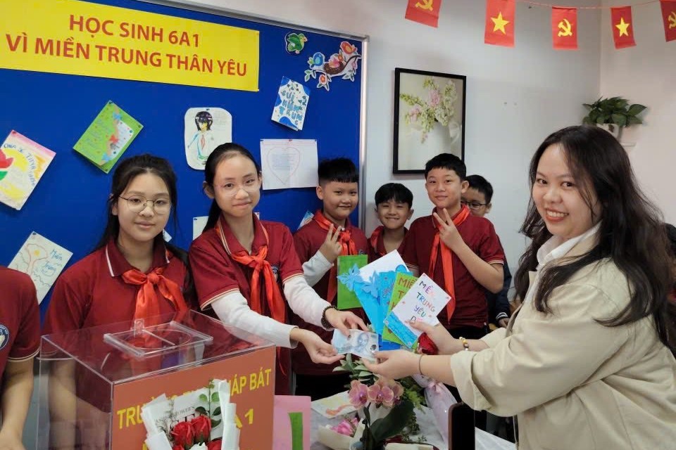 Học trò Giáp Bát góp nhịp yêu thương về miền Trung lũ lụt Học trò Giáp Bát góp nhịp yêu thương về miền Trung lũ lụt