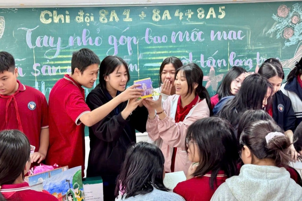 Học trò Giáp Bát góp nhịp yêu thương về miền Trung lũ lụt Học trò Giáp Bát góp nhịp yêu thương về miền Trung lũ lụt