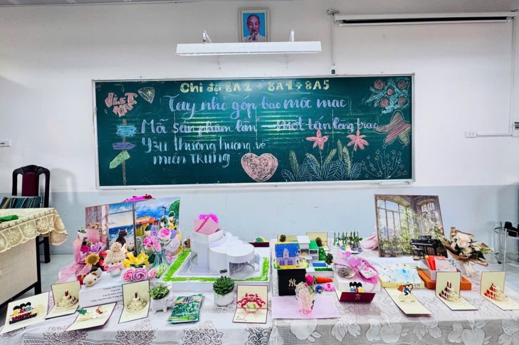 Học trò Giáp Bát góp nhịp yêu thương về miền Trung lũ lụt Học trò Giáp Bát góp nhịp yêu thương về miền Trung lũ lụt