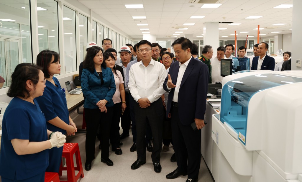 Phó Thủ tướng kiểm tra một phòng xét nghiệm tại Cơ sở 2 Bệnh viện Bạch Mai - Ảnh: VGP/Đức Tuân