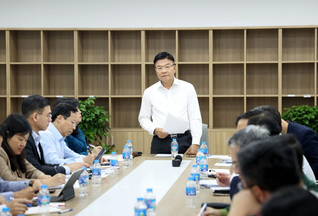 Phó Thủ tướng lưu ý Bộ Y tế phối hợp chặt chẽ với Bộ Xây dựng về việc chuẩn bị chu đáo cho lễ khánh thành phần xây dựng dự án vào dịp 19/12 - Ảnh: VGP/Đức Tuân